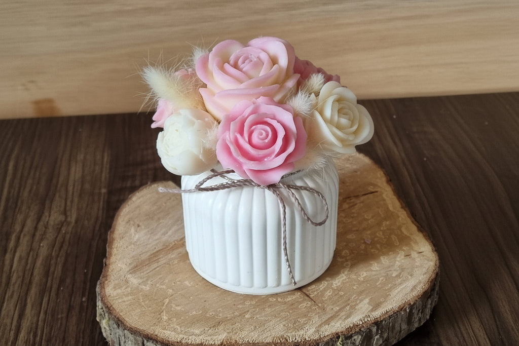 Bouquet de fleurs en bougie – Vase blanc