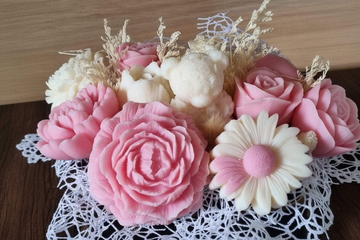 Composition Florale en Cire — Sac Noir & Chaîne Dorée