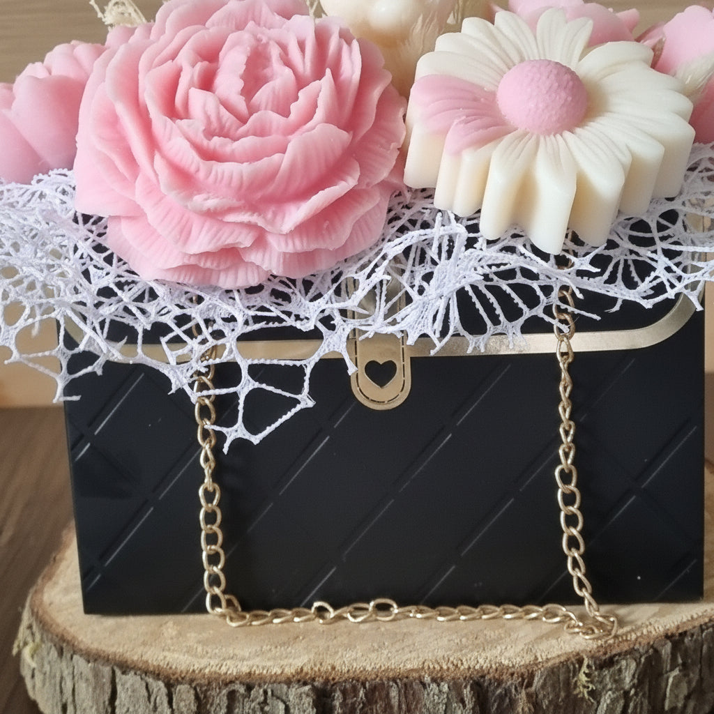 Composition Florale en Cire — Sac Noir & Chaîne Dorée