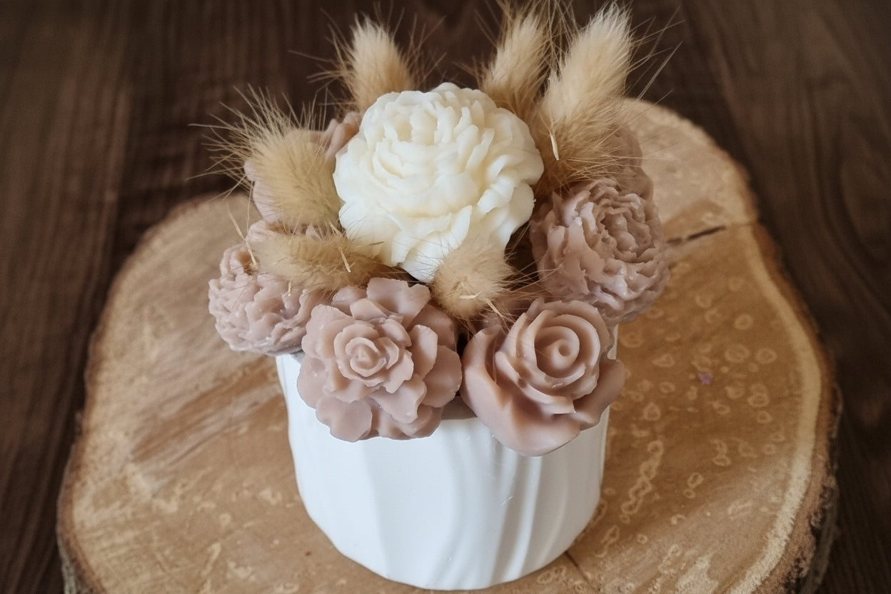 Composition Florale en Cire — Pot en Plâtre Bohème