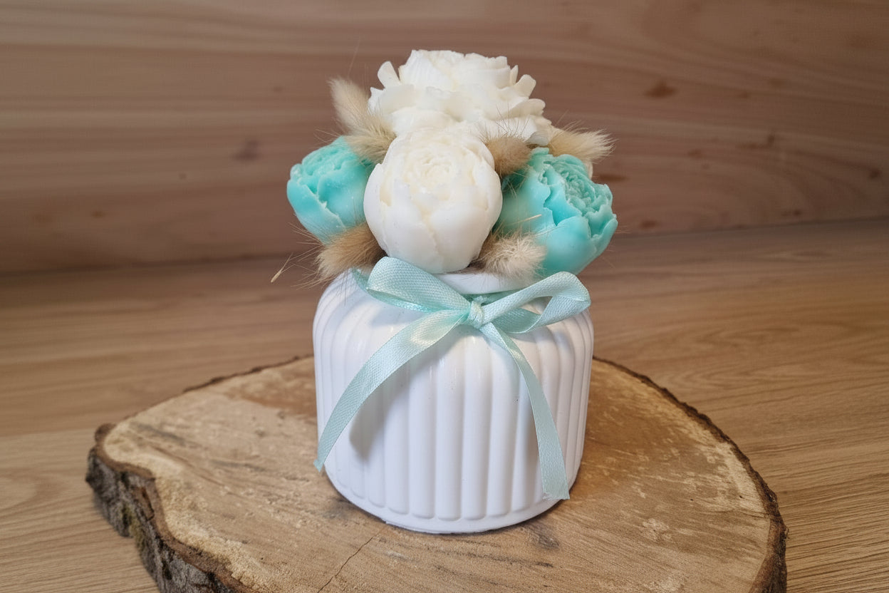 Bouquet de fleurs en bougie – Vase blanc