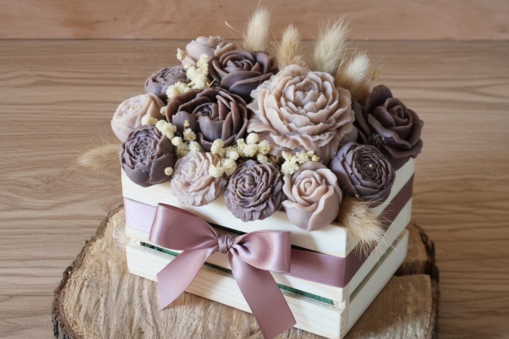 Composition Florale en cire de soja et olive Caisse Bois