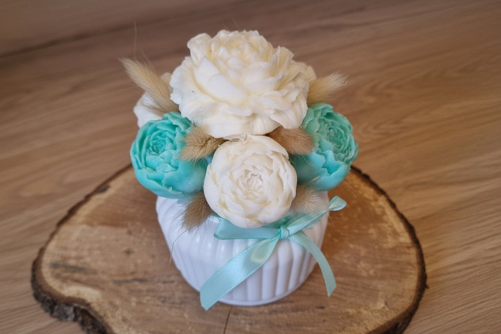 Bouquet de fleurs en bougie – Vase blanc