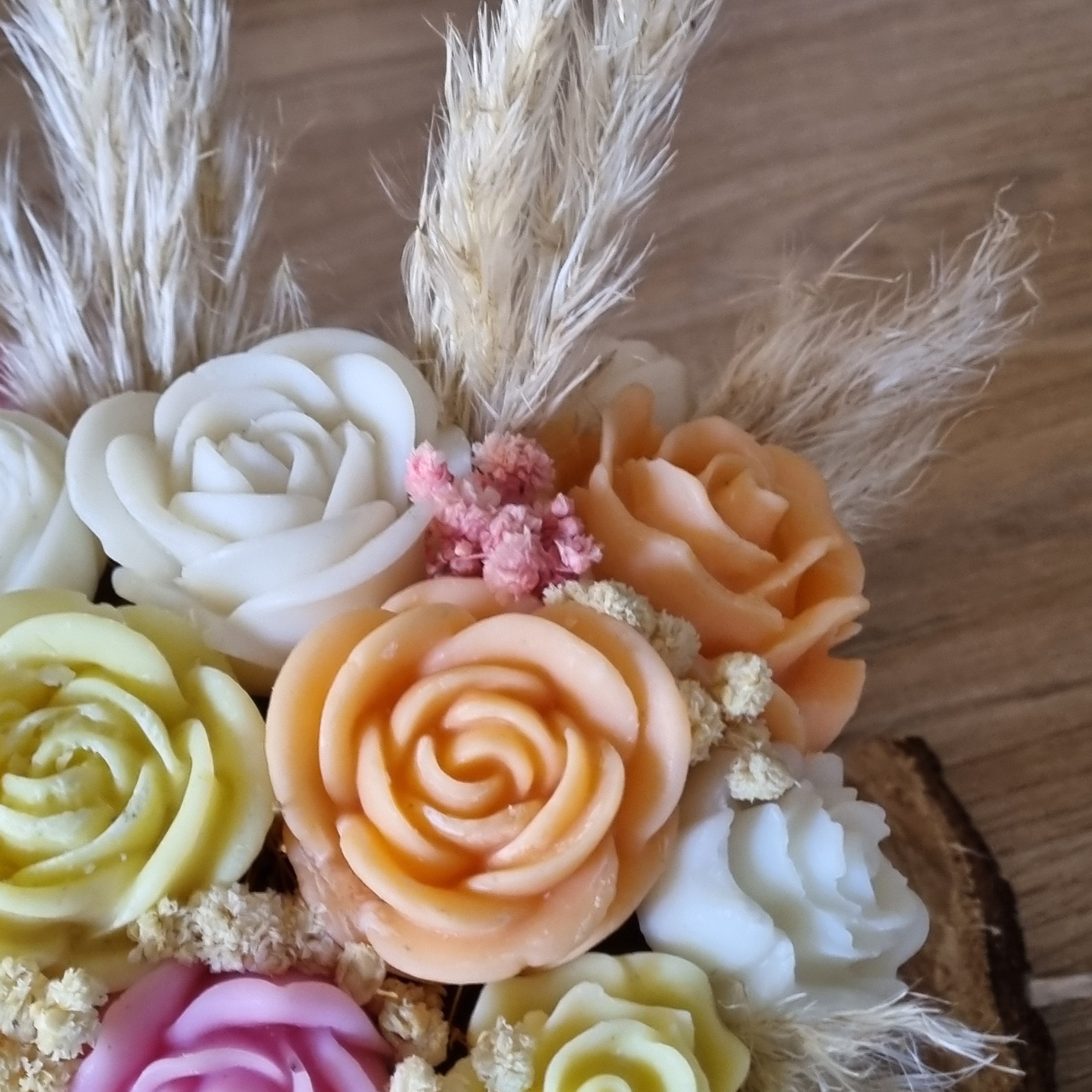 Composition Florale en cire de soja et olive Caisse Bois