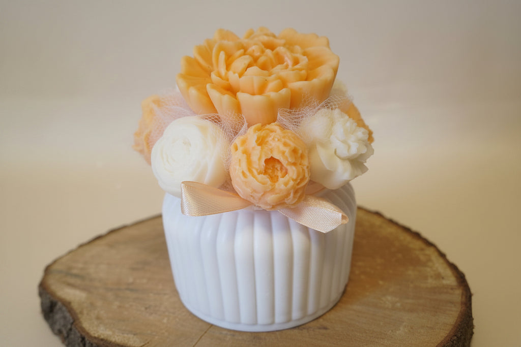 Bouquet de fleurs en bougie – Vase blanc